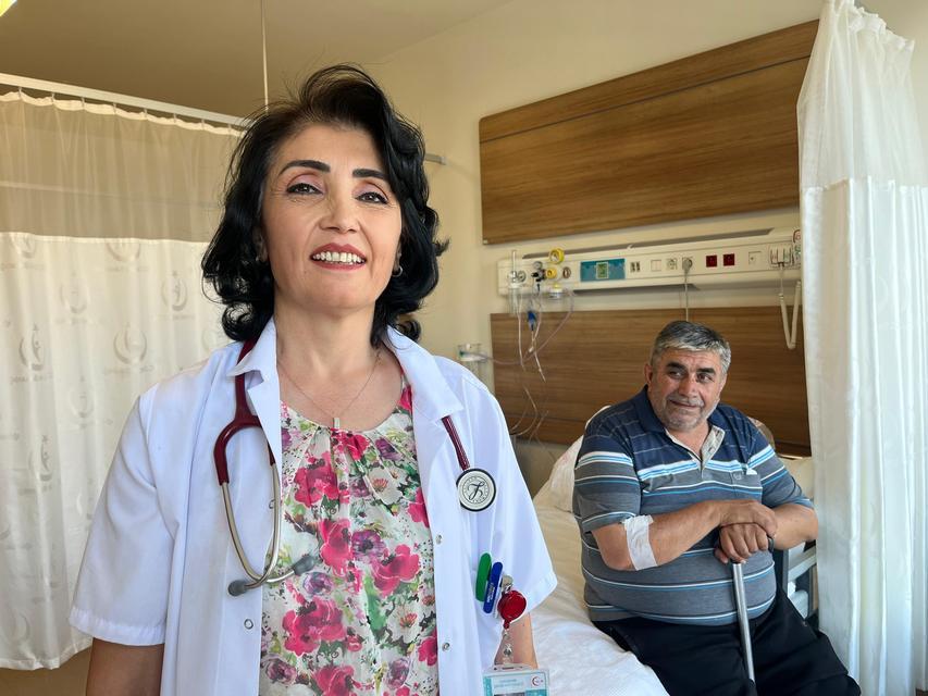 36 YILDIR OTURDUĞU YERDE UYUYAN HASTA TEDAVİ ALTINA ALINDI GÖĞÜS HASTALIKLARI UZMANI DOKTOR İLKNUR AKÇAY ŞAHİN: "UYUYAMAMASININ NEDENİ KOAH DEĞİL, BÜYÜK İHTİMALLE KENDİSİNDE UYKU APNESİ VAR" "UYKU LABORATUVARIMIZDA YATIRIP UYKU APNESİ AÇISINDAN DA DEĞERLENDİRECEĞİZ" HASTA MUZAFFER IŞIK: "TEDAVİLERİMİN ARDINDAN KOLTUĞU TERK EDECEĞİM, YATAĞA UZANDIĞIM ZAMAN 'OH DÜNYA VARMIŞ' DİYECEĞİM"