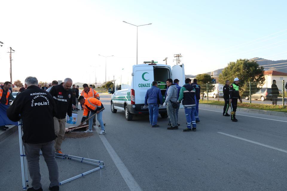 FETHİYE'DE OTOMOBİL MOTOSİKLETLE ÇARPIŞTI: 2 ÖLÜ, 1 YARALI