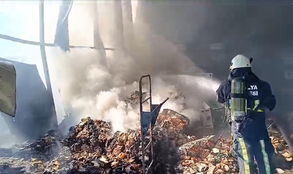 Halk ekmek fabrikasının deposu alev alev yandı