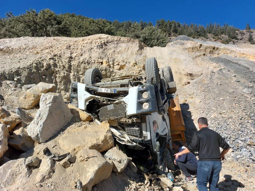 KAHRAMANMARAŞ'TA HAFRİYAT KAMYONU DEVRİLDİ: 1 YARALI