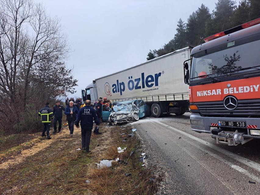 Tıra çarpan otomobil 2 kadına mezar oldu