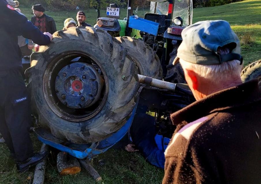 Devrilen traktörün altında kalan sürücü yaralandı