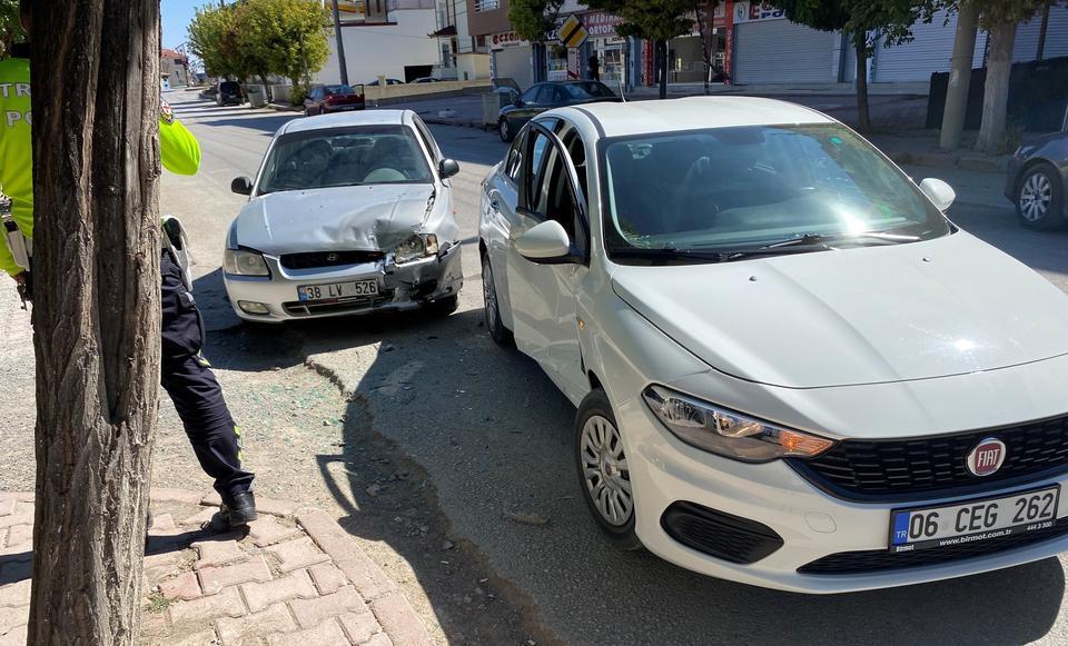 KONYA'DA OTOMOBİLLER ÇARPIŞTI: 1 YARALI