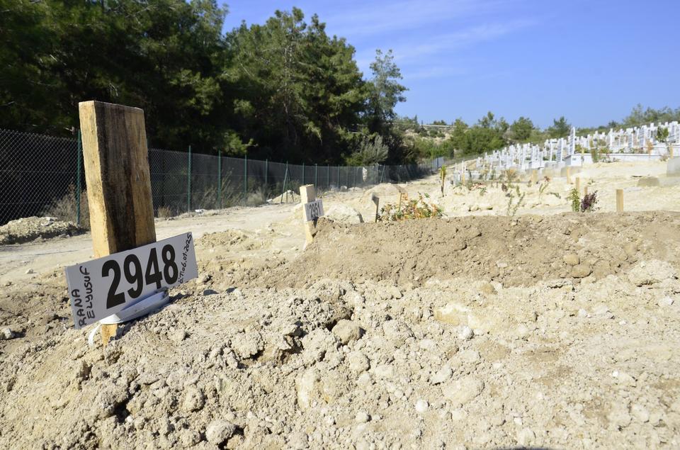 MERSİN'DE ZEHİRLENME SONUCU ÖLEN 3 KARDEŞTEN İKİSİ TOPRAĞA VERİLDİ