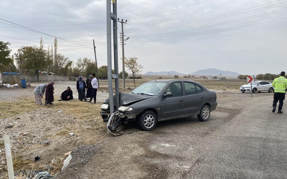 Ehliyetsiz sürücünün kullandığı otomobil direğe çarptı: 4 yaralı