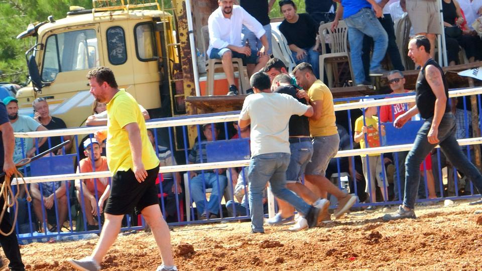 RAKİBİNE YENİLEN BOĞA, ÖFKESİNİ SAHİBİNDEN ÇIKARDI ARENANIN ORTASINDA YIĞILIP KALAN BOĞACI HASTANEYE KALDIRILDI