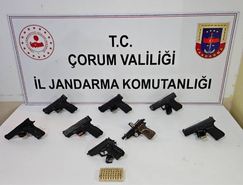 ÇORUM'DA YASA DIŞI SİLAH TİCARETİ YAPAN 1 ŞÜPHELİ TUTUKLANDI