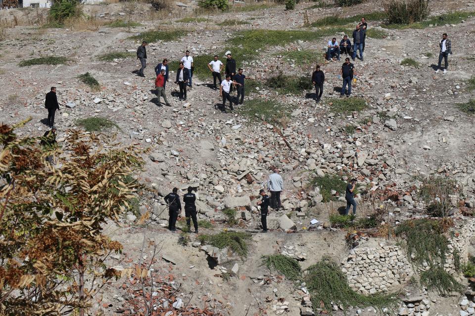 BOŞ ARAZİDE İNSAN KEMİKLERİ BULUNDU KEMİKLERİN KAYIP ALZHEİMER HASTASI KADINA AİT OLDUĞU DEĞERLENDİRİLİYOR