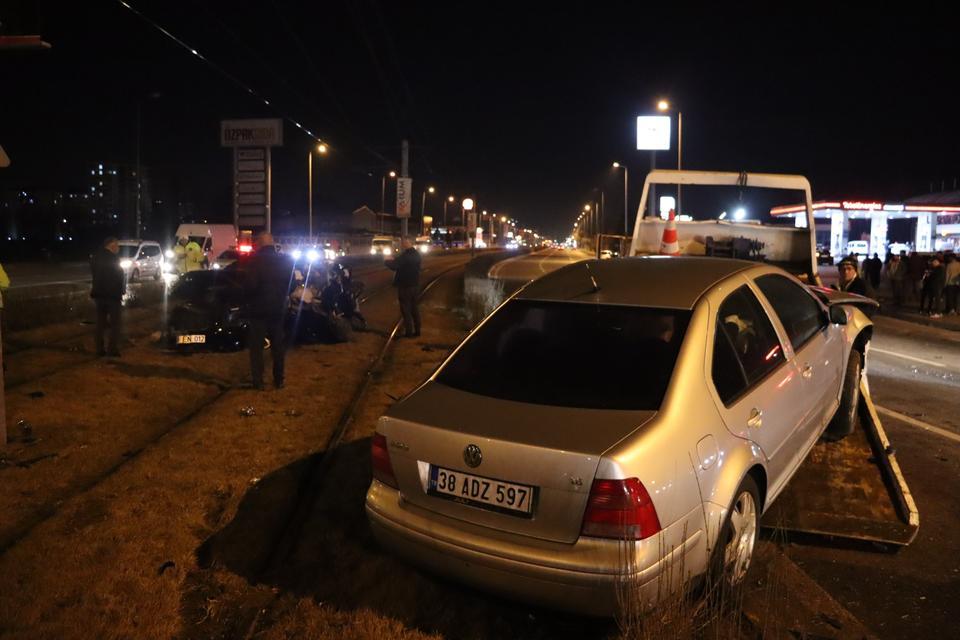 EN MUTLU GÜNLERİ KABUSA DÖNDÜ DÜĞÜN KONVOYUNDAKİ ARAÇ KAZAYA KARIŞTI, ORTALIK SAVAŞ ALANINA DÖNDÜ ARACIN MOTORUNUN FIRLADIĞI KAZADA SÜRÜCÜ FİRAR ETTİ, 4 KİŞİ YARALANDI