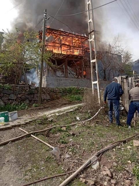 Kısa sürede büyüyen yangın 5 eve daha sıçradı. Köylülerin ihbarı üzerine köye Orman İşletme Müdürlüğü ve Kargı Belediyesi'ne ait çok sayıda itfaiye ekibi sevk edildi.