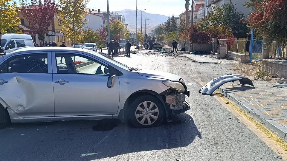 FRENİ PATLAYAN KAMYONET DEHŞET SAÇTI: 1 ÖLÜ, 1'İ AĞIR 6 YARALI