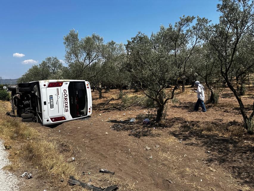 MANİSA'DA KAMYONET OTOBÜSLE ÇARPIŞTI: 10 YARALI