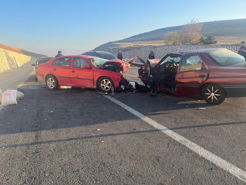 Otomobillerin kafa kafaya çarpıştığı kazada 3 kişi yaralandı