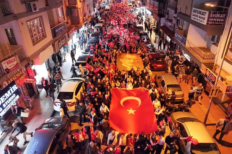 Efeler’de Cumhuriyet Yürüyüşü’ne binler akın etti