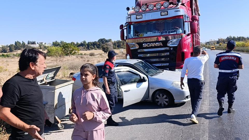 KAMYON ÖNÜNE ALDIĞI OTOMOBİLİ 500 METRE SÜRÜKLEDİ 4 KİŞİNİN ÖLÜMDEN DÖNDÜĞÜ ANLAR GÜVENLİK KAMERASINDA