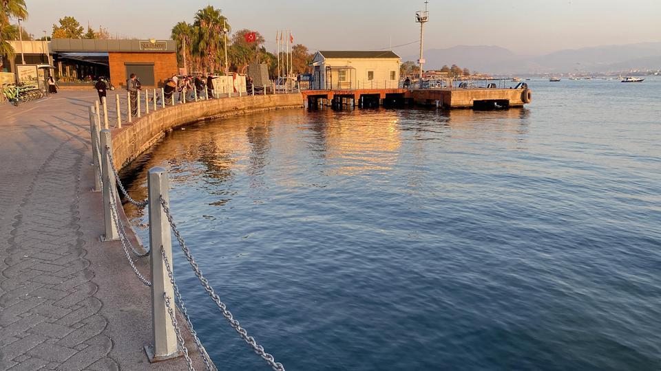 BAĞIRARAK DENİZE ATLAYAN KIZ ÇOCUĞUNU VATANDAŞLAR KURTARDI