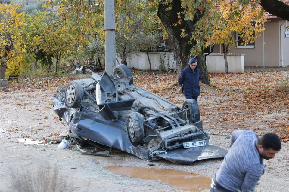 Muğla'da otomobil kağıt gibi ezildi: 3 yaralı