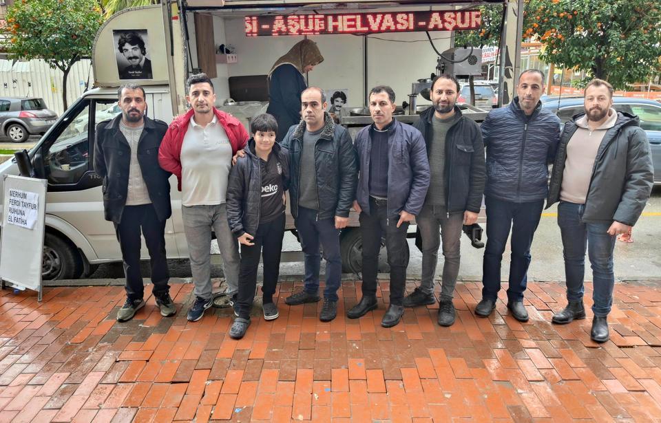 KUŞADASI'NDA FERDİ TAYFUR'UN HAYRANI, BİN KİŞİLİK LOKMA DÖKTÜRDÜ