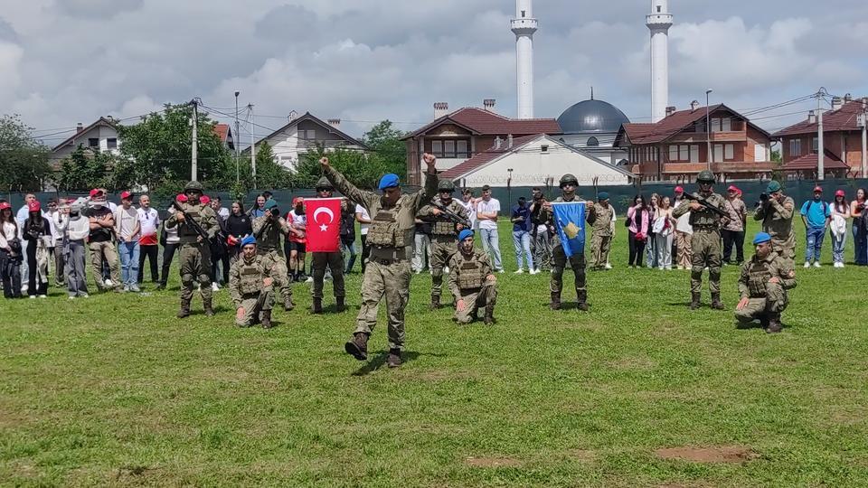 KOSOVA'DA TÜRK ASKERİ 19 MAYIS BAYRAMI'NI ZEYBEK OYNAYARAK KUTLADI