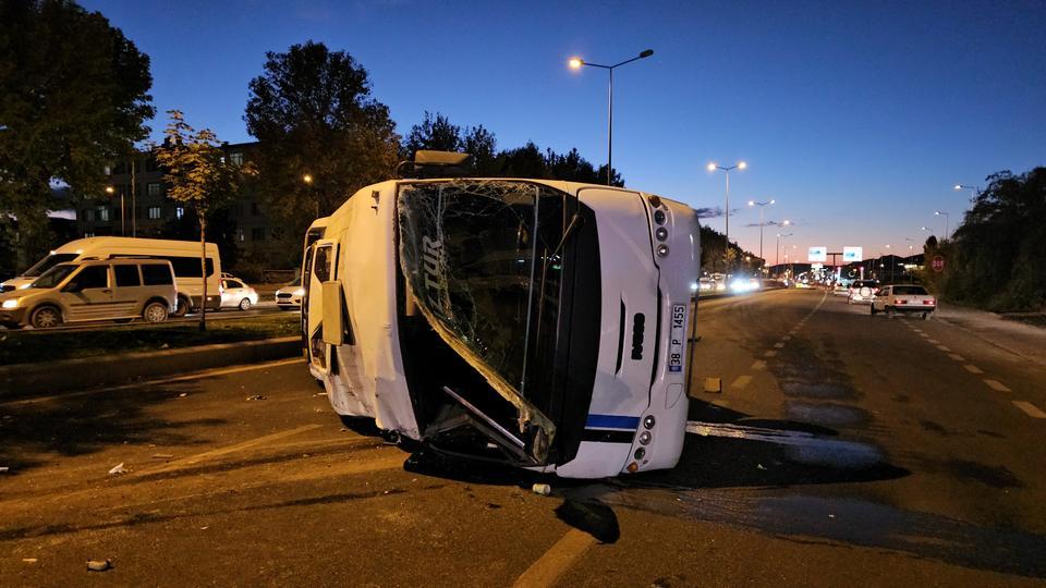 Otomobille çarpışan işçi servisi yan yattı: 2 yaralı