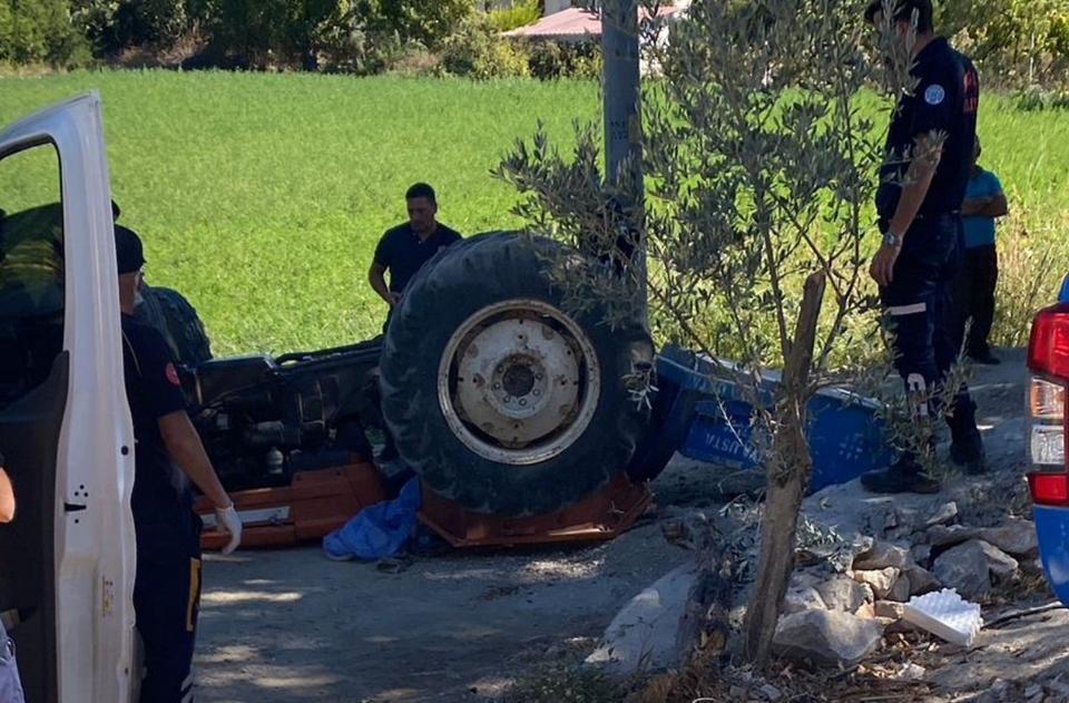 SEYDİKEMER'DE TRAKTÖR DEVRİLDİ: 1 ÖLÜ