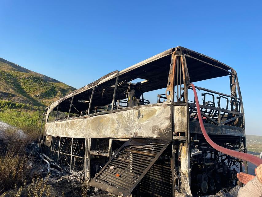 Yanan yolcu otobüsü hurdaya döndü