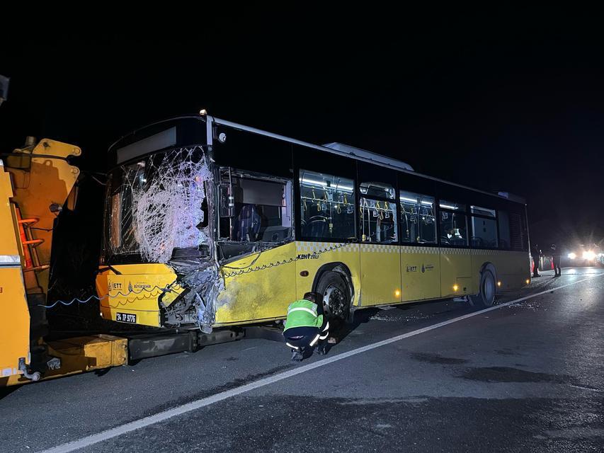 Sarı otobüsün çarptığı aracın sürücüsü öldü