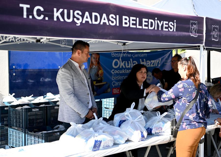 KUŞADASI BELEDİYESİ'NİN BESLENME ÇANTASI DESTEĞİ BAŞLADI