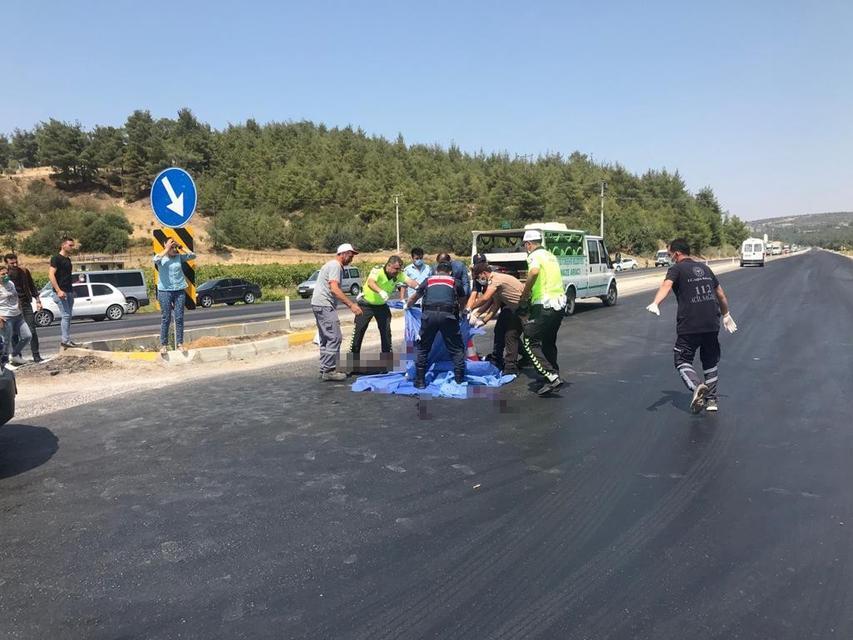 İKİ YIL SONRA KARDEŞİYLE AYNI KADERİ YAŞADI YOLUN KARŞISINA GEÇMEK İSTEYEN GENÇ KIZA OTOMOBİL ÇARPTI VATANDAŞLARIN KALP MASAJIYLA GERİ DÖNDÜ, HASTANEDE HAYATINI KAYBETTİ