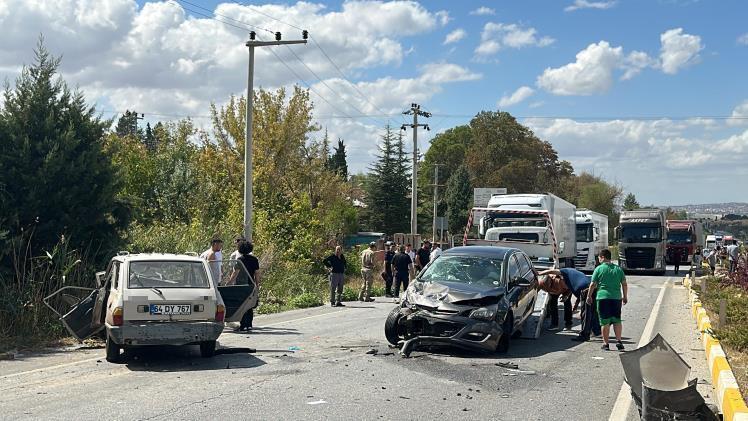 UŞAK'TA OTOMOBİLLER ÇARPIŞTI: 1 ÖLÜ, 4 YARALI