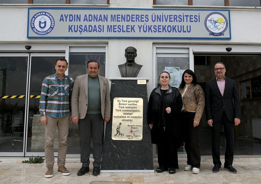 Kuşadası Belediyesi üniversite öğrencilerinin yer sorununu çözdü