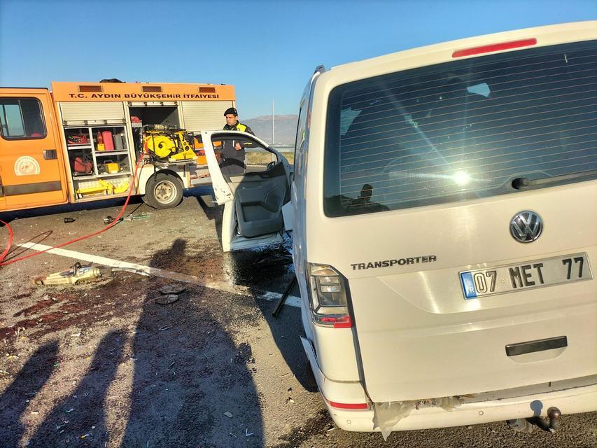 BARİYERLERE ÇARPAN TİCARİ ARAÇ İÇERİSİNDE SIKIŞTI: 1 YARALI VOLKSWAGEN MARKA TİCARİ ARAÇ HURDAYA DÖNDÜ