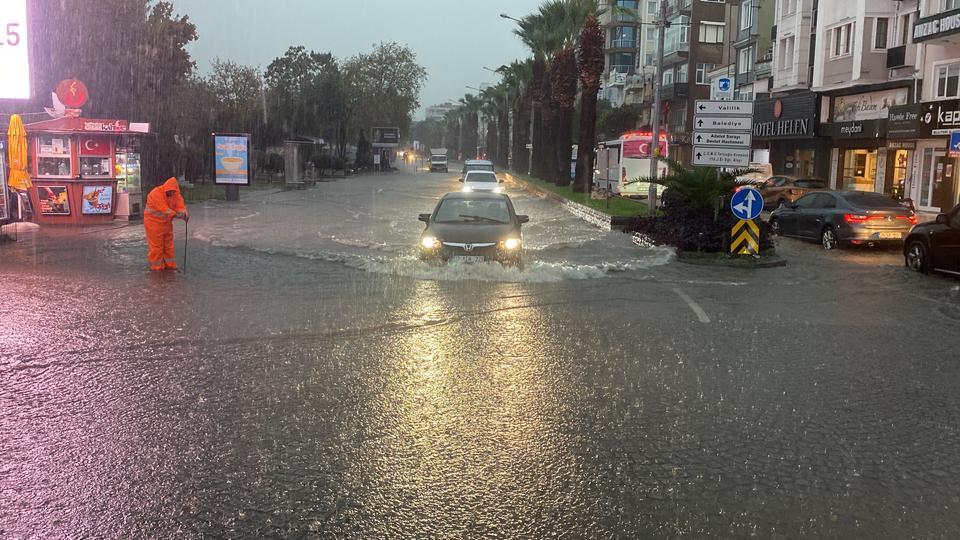 ÇANAKKALE'DE CADDE VE SOKAKLAR GÖLE DÖNDÜ