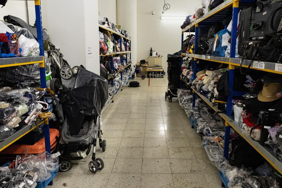 Adnan Menderes Havalimanı'ndaki unutulan eşyalarla adeta mağaza açılır