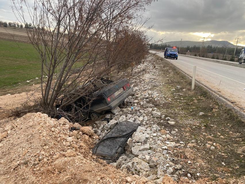 Yoldan çıkan otomobil şarampole uçtu