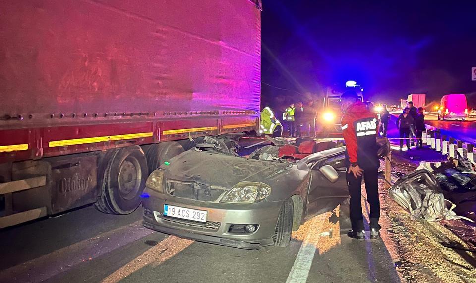 AMASYA'DA LASTİĞİ PATLAYAN TIRA ÇARPAN OTOMOBİL PARAMPARÇA OLDU: 1 ÖLÜ