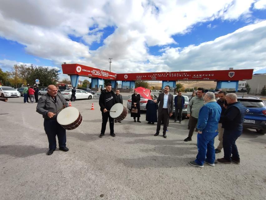 Fetullah Gülen’in ölümünü davul zurna ile kutladılar