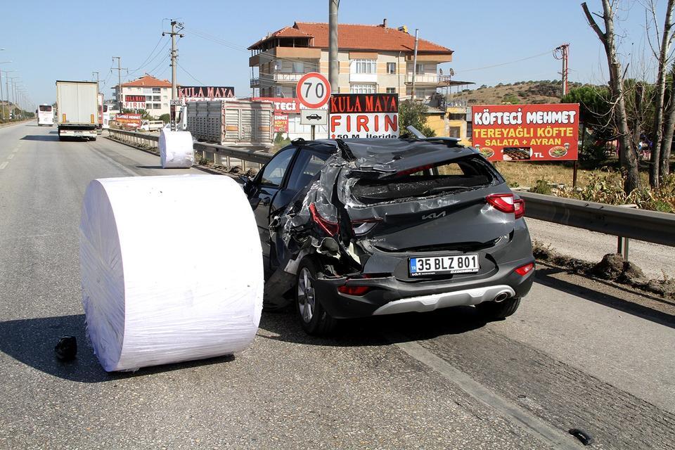 KAĞIT BOBİNİ OTOMOBİLİN ÜZERİNE DÜŞTÜ KULA'DA FACİANIN EŞİĞİNDEN DÖNÜLDÜ