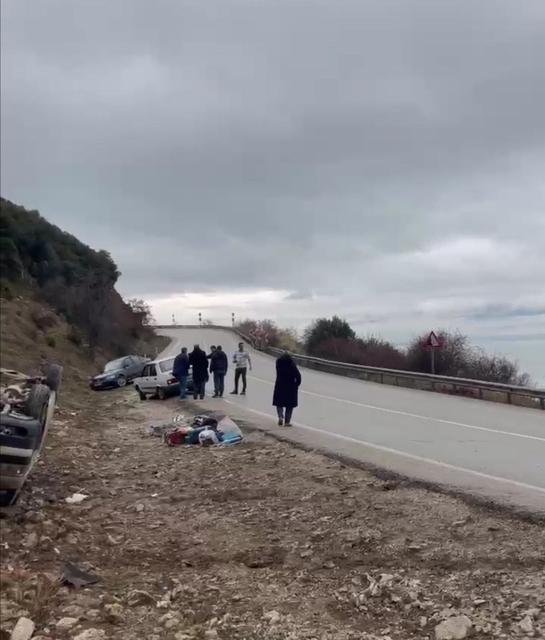 KAYGANLAŞAN YOLDA KAZALAR PEŞ PEŞE GELDİ, TAKLA ATAN OTOMOBİLDEKİ YOLCU OLAYI GÜLEREK ANLATTI KAZALARA BAKMAK İÇİN ARAÇTAN İNEN KADINA OTOMOBİL ÇARPTI