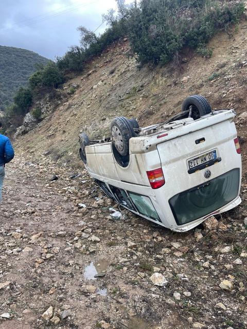 KAYGANLAŞAN YOLDA KAZALAR PEŞ PEŞE GELDİ, TAKLA ATAN OTOMOBİLDEKİ YOLCU OLAYI GÜLEREK ANLATTI KAZALARA BAKMAK İÇİN ARAÇTAN İNEN KADINA OTOMOBİL ÇARPTI