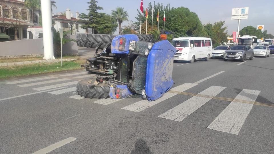 PAMUK YÜKLÜ TRAKTÖR DEVRİLDİ: 1 YARALI