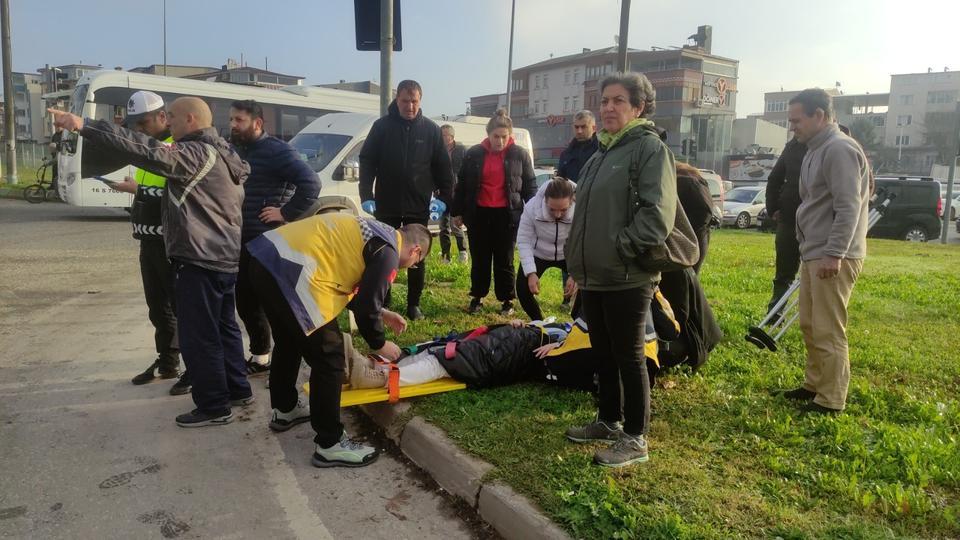 KADIN SÜRÜCÜLER KAVŞAKTA ÇARPIŞTI :  2 YARALI