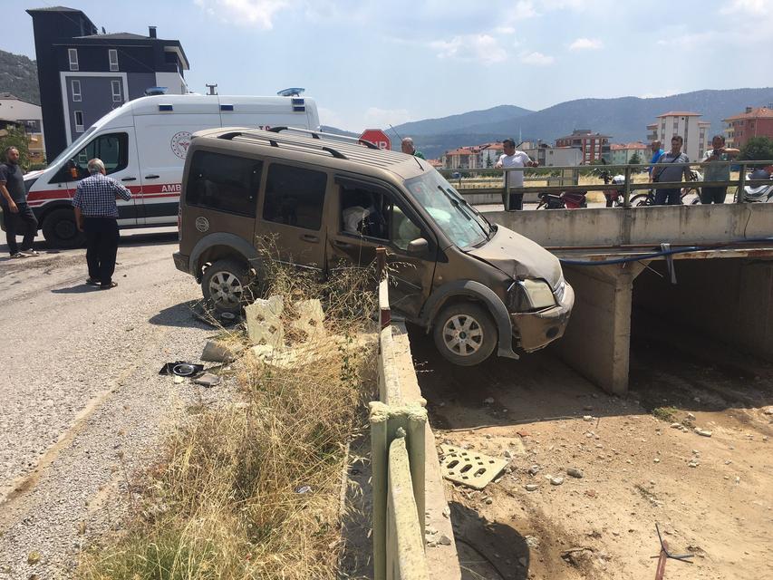 BURDUR'DA İKİ OTOMOBİL ÇARPIŞTI, ARAÇLARDAN BİRİ KÖPRÜDE ASILI KALDI: 3 YARALI