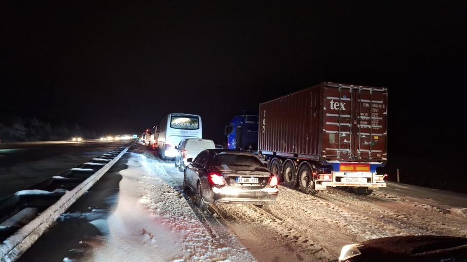 Ulaşıma kapanan karayolu 7 saat sonra açıldı