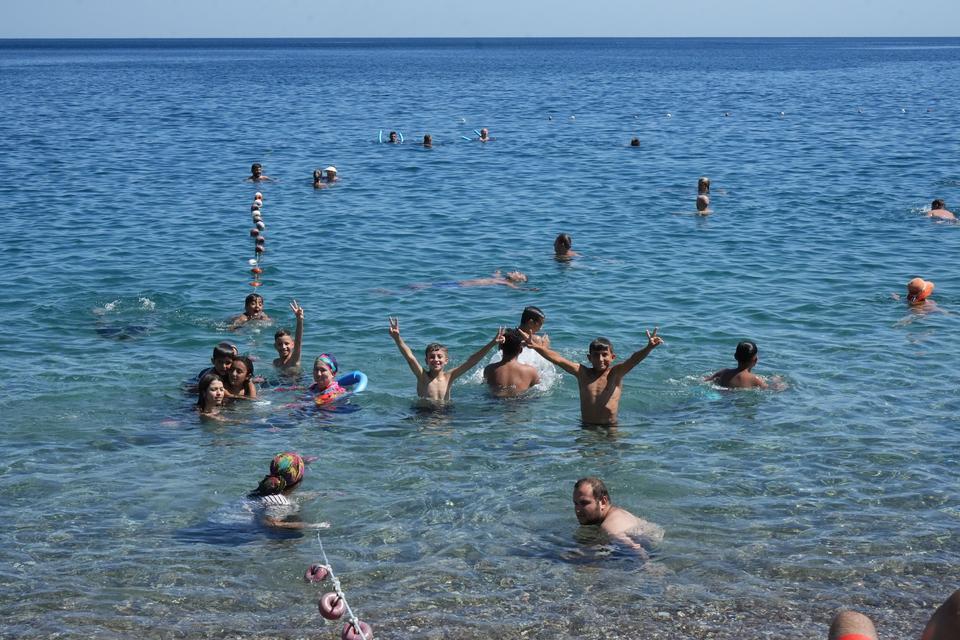 ARAÇ TERMOMETRELERİ 48 DERECEYİ GÖSTERDİ, ANTALYA DENİZE DÖKÜLDÜ ANTALYA'DA YÜKSEK SICAKLIK BUNALTTI