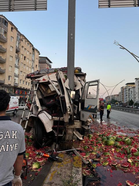 KARPUZ YÜKLÜ KAMYONUN SÜRÜCÜSÜ HAYATINI KAYBETTİ