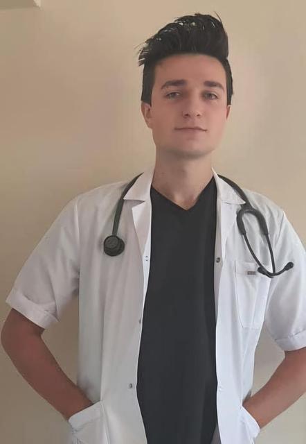 DOKTOR DAMATLIK KIYAFETİNİ GİYİP 6. KATTAN ATLADI