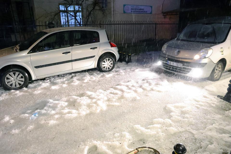 VATANDAŞLAR SOKAKTA KAR DEĞİL, DOLU KÜREDİ