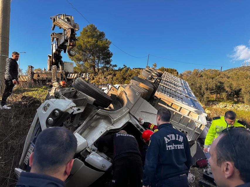 KUŞADASI'NDA VİRAJI ALAMAYAN TIR TARLAYA UÇTU: 1 ÖLÜ, 3 YARALI