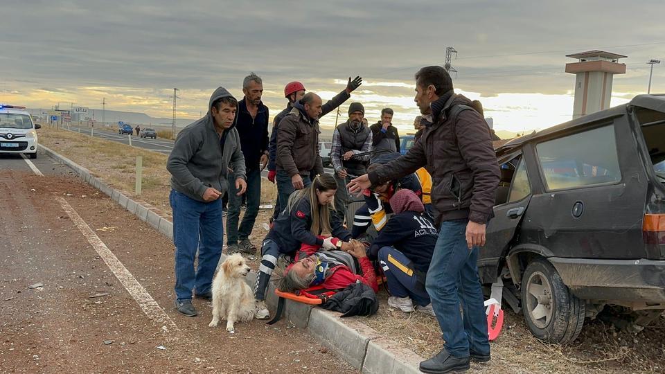 TAKLA ATAN OTOMOBİLİN SÜRÜCÜSÜ YARALANDI, ANNESİ HAYATINI KAYBETTİ AİLENİN ARAÇTA BULUNAN KÖPEĞİ İSE YARALILARIN YANINDAN AYRILMADI